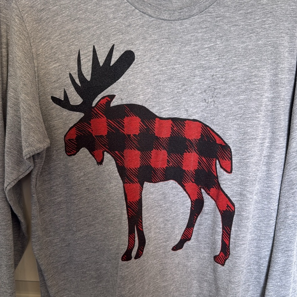 Long sleeve tee shirt   Buffalo plaid. Moose. Size M